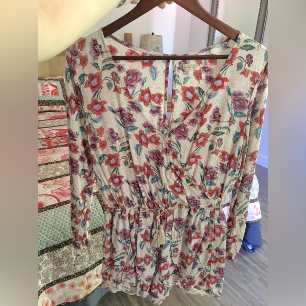 Hollister flowy floral romper